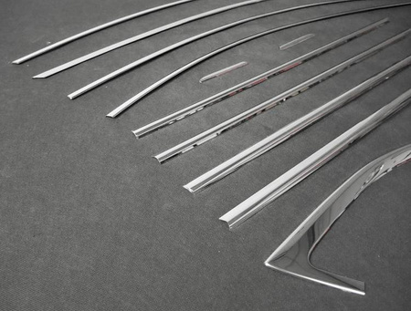 Csíkok a Skoda Superb 15+ SEDAN oldalablakai körül