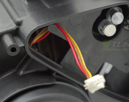 A fekete jobb hátsó fényszóró a Dacia Duster II 17-21-hez illeszkedik