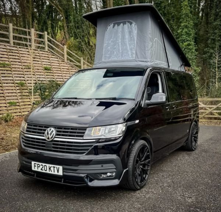 VW T6.1 19-24 FÉNYES FEKETE KRÓMOZOTT MULTI TRANS HŰTŐRÁCS