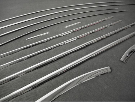 Csíkok a Skoda Superb 15+ SEDAN oldalablakai körül